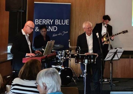 Wenn Berry Blue mit seiner Band auftritt, ist viel Gefühl im Spiel. Seit einem halben Jahrhundert ist der Sänger aus dem lokalen Kulturleben nicht wegzudenken. Fotos: p; Schade