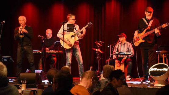 Livemusik zum Jubiläum: Die Moon-Band mit Peter Coy unterhält bei der Party im Schanz. © m