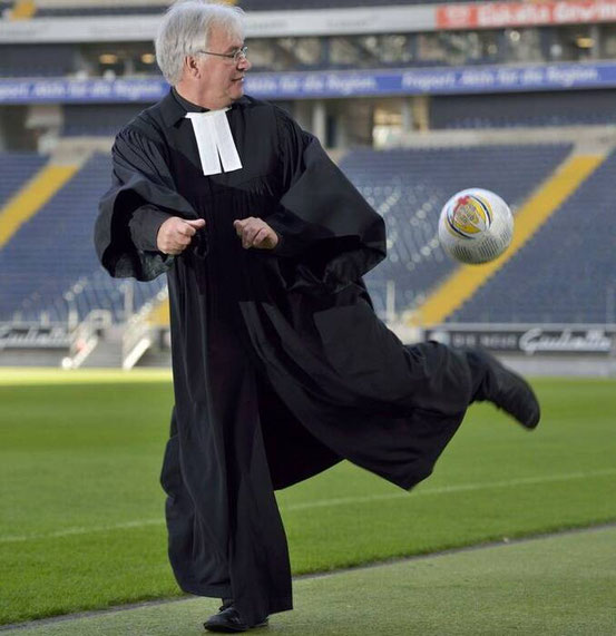 Ballgewandt: Seit 2007 ist Eugen Eckert Stadionpfarrer in Frankfurt. Foto: Michael Meier (p)
