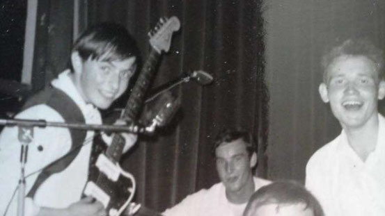 Die musikalischen Anfänge: Peters (links) 1964/65 mit seiner Band „The Lions“ aus Offenbach. © Privat