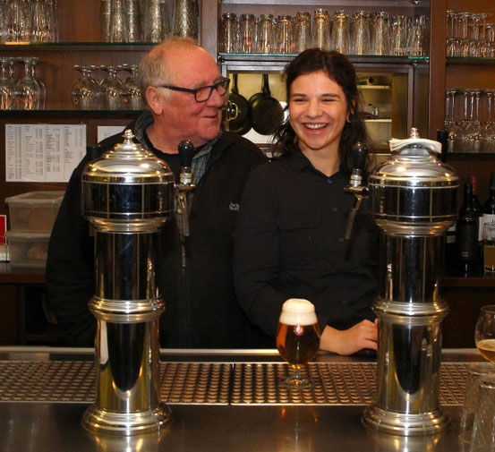Auch Gaststätte und Biergarten müssen ihren Beitrag leisten: Über mangelnden Besuch können Wirt Blacky und Bedienung Mimi nicht klagen. © Kirstein