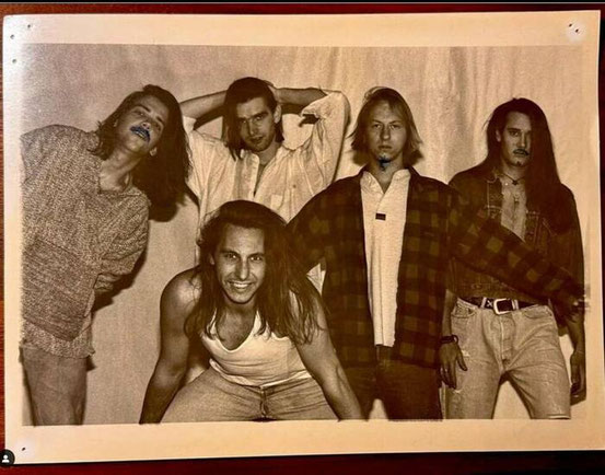 Typische Musikergesichter ihrer Zeit: Die Bandmitglieder von "Grand Dad’s Dad" in den 1990er-Jahren, von: Matthias Ernst, Ronald Mitulla, Peter Oertl, Nik Huber und Christian Sommer.