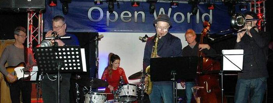 Thea Floreas "Jazz Collective" vor einem Jahr live in der "Open World" in Jügesheim. Von links: Thomas Langer, Paul Lanzerath, Thea Florea, Bernd Stoll, Ralf Cetto, Andreas Jamin und am Flügel, Axel Kaapke. Foto: mecora 