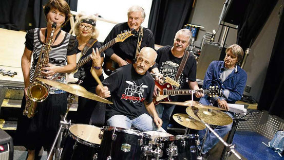 50 Personen meldeten sich vor vier Jahren auf den Aufruf von Michael Koch – fünf Musiker haben es dann in die Seniorenband Sandrock 55 geschafft. „Trainer“ ist der erfahrene Spitzen-Bluesgitarrist Manfred Häder (rechts). © Georg