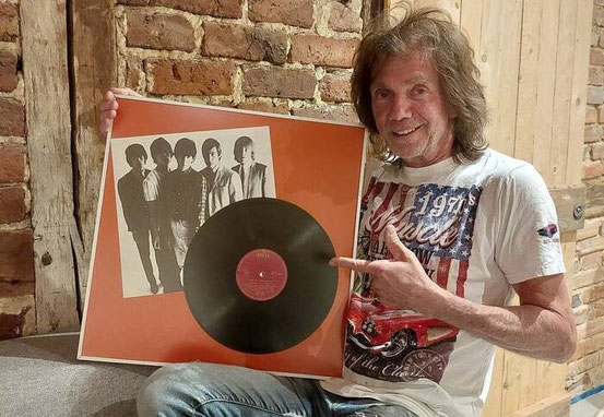 Original auf Polyvinylchlorid: Glitter-Twins-Frontmann Peter Schmidt, bekannt als "Fips", mit seinem Exemplar der ersten Stones-LP von 1964. Foto: privat
