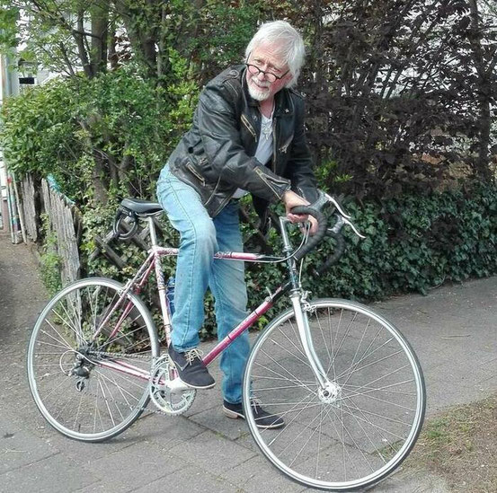 Friedhelm Meinaß ist nicht nur musisch begabt, sondern auch handwerklich. Er kann zum Beispiel aus zwei alten Fahrrädern ein neues bauen. Foto:: p/Charles Redwanz