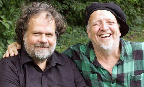 Ali Neander nennt Jens Joneleit (links) neben sich „Musikkumpan und ein Universalgenie“ Das Kreativ-Duo ist hier im Rodau-Park in Jügesheim zu sehen. Foto: MECORA