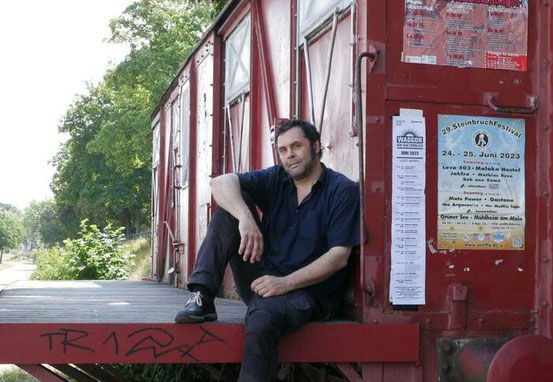 In Offenbach eine Institution: Georg Klein (Foto) betreibt mit Torsten Krauke und dem Verein Soziale Plastik den Waggon am Kulturgleis. In diesem Jahr feiert der Veranstaltungsort 15-jähriges Jubiläum. Foto: Bräuner