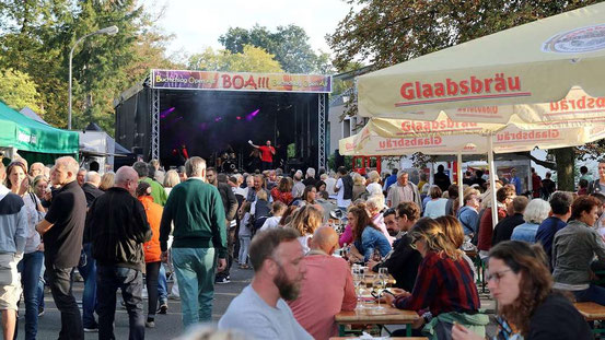 Da blieb kein Plätzchen an der BOA!!!-Bühne im Buchweg frei. © zcol