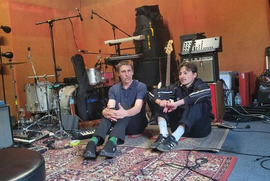 Sehnsucht nach einer anderen Musik: Andreas Markusen und Peter Wallrich setzen bei ihrem Debüt auf den Sound der 80er-Jahre – und auf Witz. Am Wochenende wartet der erste Auftritt. © Julius Fastnacht