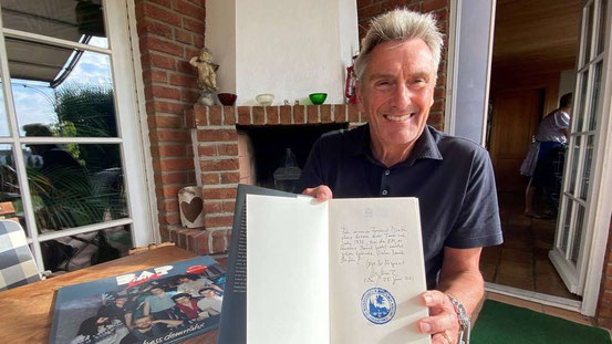 Bekam im Juni eine Biografie mit Widmung von Wolfgang Niedecken: Dieter Müller auf der Terrasse seines Hauses in Hochstadt. Das Spiel gegen Jugoslawien 1976 war der Höhepunkt seiner Nationalteamkarriere. © Holger Weber (2)/dpa