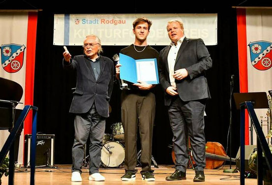Den Kulturförderpreis überreichten Bürgermeister Max Breitenbach (rechts) und Kulturdezernent Winno Sahm (links) an den 18-jährigen Musiker.