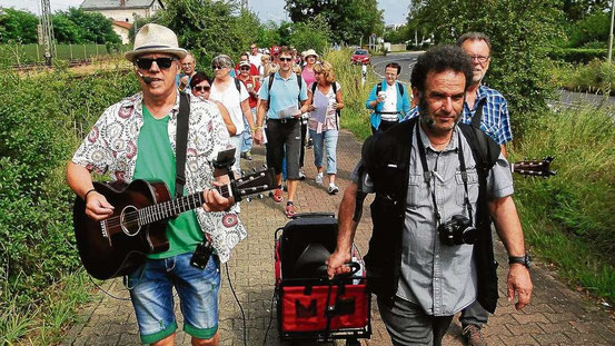 Zugkräftig: Der „Rudel-Sing-Sang auf Wanderschaft“ hat aus dem Stand 100 entspannte Mitläufer gefunden. © Mangold