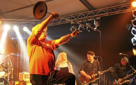 So kennen ihn Konzertbesucher seit Jahrzehnten: Sänger Peter Osterwold beim Konzert der Rodgau Monotones 2010 zu Gast beim Musikverein Dudenhofen. © Ekkehard Wolf (Archiv)