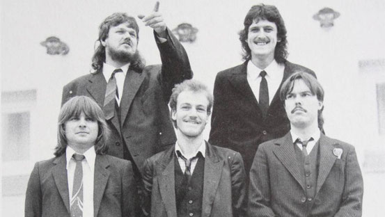 Das Cover der ersten Backroots-Platte von 1987 ziert dieses Foto der Babenhäuser Band. Zu sehen ist die alte Besetzung mit Hansel Billing und Robby Schäfer (hinten von links) sowie Charlie Baier, Rolf Plaueln und Uwe Heinold (vorne von links). © Repro: P.