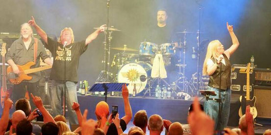  Die Rodgau Monotones spielten ein begeisterndes Jubiläumskonzert, bei dem Band und Zuschauer des verstorbenen Gitarristen Raimund Salg gedachten. Foto: REINHARD PAUL