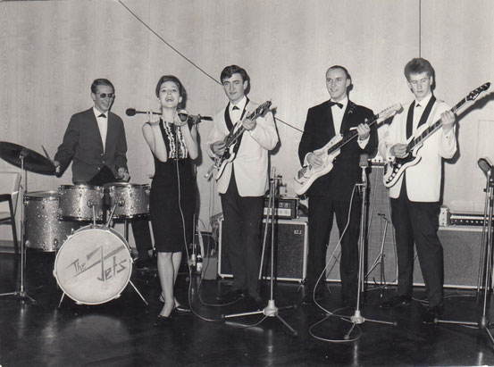 Mike Siebel (dr,voc), Monika (voc), Hanspeter Günster (g,voc), Hans-Jürgen Lilie (g), Peter Scheffner (bs,voc) im Jahre 1964 beim Herbstball der Tanzschule Wernecke im Gesellschaftshaus des Frankfurter Palmengartens.