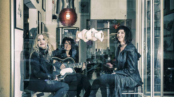 In den 90ern galten sie als laute Hardrock-Frauenband, mittlerweile haben sich (von links) Suse Michel, Conni Maly und Bine Morgenstern der leiseren Unplugged-Musik verschrieben. © To Kuehne