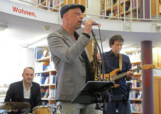 Die Band Sonic Air spielte den Besuchern des ersten Konzerts des Jazz e.V. in diesem Jahr im Bücherturm der Stadtbücherei auf. Foto: Klein