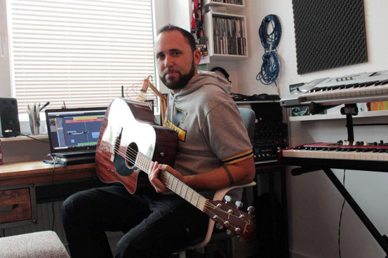 In Nieder-Roden in der Chinamauer wohnt Lukas Hofmeister mit seiner Frau Laura. In der Wohnung hat sich der 34-Jährige ein komplettes Musikstudio eingerichtet. © WEIL
