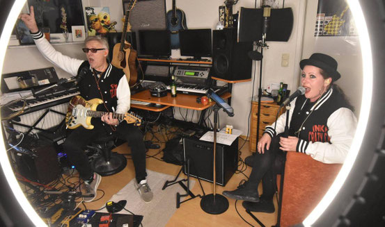 Sicherheitsabstand auch im „Studio“: Die empfohlene Distanz von eineinhalb Metern haben Tom Jet und Sängerin Inka Nuwanda vorher mit dem Zollstock ausgemessen. © rochnow