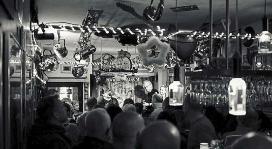 Gute Musik, eng und heiß: So kennen die Fans des Beans ihre kleine Bar auf dem Lutherplatz. Derzeit gibt es monatlich Live-Musik mit Eintrittskarten im Vorverkauf. © SVEN THIERFELDER