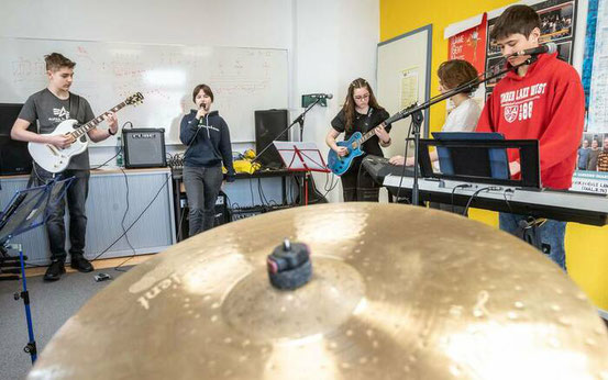 Bei Tut-Klong-La, dem Ferienprogramm der Musikschule, wird die ganze Woche musiziert. Sängerin Julia (Zweite von links) mag es, den kompletten Tag mit ihrer Band, die sie vergangenes Jahr kennengelernt hat, zu proben. 