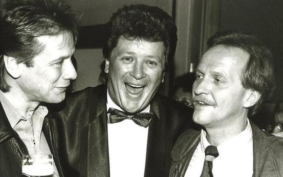 Ein Entertainer durch und durch, aber stets tief verwurzelt in Offenbach. Hier umarmt Buddy Caine die Kulturorganisatoren Ludo A. Kaiser und Günter Doll. Foto: Lowack