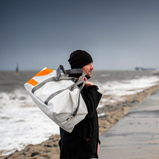 Reisetasche aus Segeltuch mit robusten Nähten und Unikat-Charakter