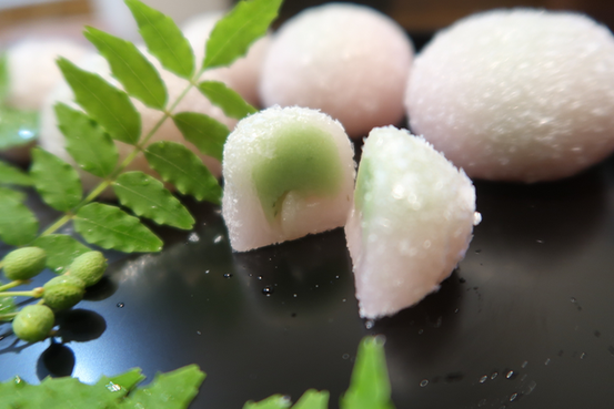 細かく砕いた氷餅をまぶし「木の芽餅」を作ります