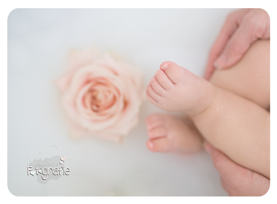 Baby in der Badewanne mit Blumen im Milchbad, babyfoto, babyshooting zwickau, fotograf