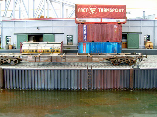 (Foto: Georg Brückner)  Containertragwagen von Modell Rail . Die Aufnahmen enstanden auf der hervorragend gestalteten Anlage von Herrn Blumerski auf dem ArGe Spur 0 Treffen 2012 in Mögglingen.