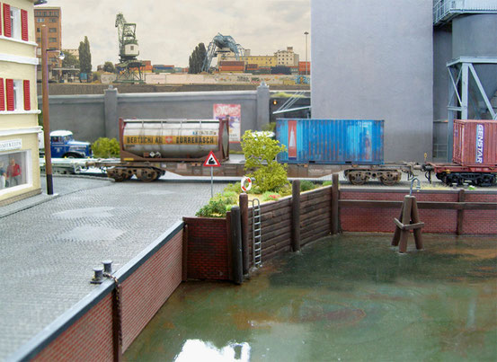 (Foto: Georg Brückner)  HUPAC Containertragwagen von Modell Rail .  ArGe Spur 0 Treffen in Mögglingen 2012