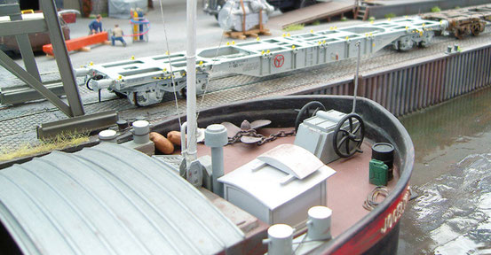 (Foto: Georg Brückner)  Containertragwagen der SNCB von Prado .  ArGe Spur 0 Treffen  2012 in Mögglingen. Der Hintergrund wurde mit Photoshop hinzugefügt.