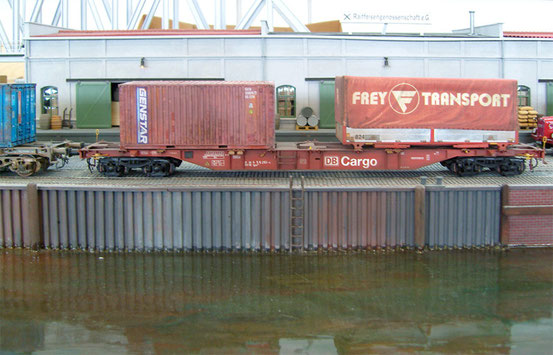 (Foto: Georg Brückner)  Containertragwagen der DB Cargo von Modell Rail .  ArGe Spur 0 Treffen 2012 in Mögglingen. Der Hintergrund wurde mit Photoshop hinzugefügt.