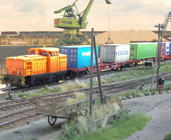 ( Foto: Georg Brückner) Containerwagen auf der Anlage von Herrn Ziegler auf dem Spur 0 ArGe-Treffen 2011 in Wismar. Der Hintergrund wurde mit Photoshop ergänzt.