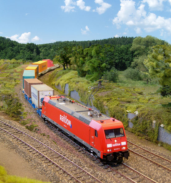 (Foto: Georg Brückner)  ContainerZug  mit Traxx der DB AG.  ArGe Spur 0 Treffen 2016 in Haltern. Der Hintergrund wurde mit Photoshop hinzugefügt.