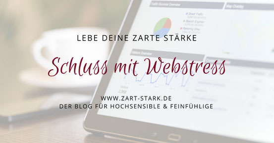 Foto von Schreibtisch mit Computer und Kaffeetasse