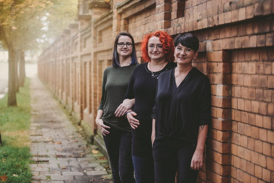 unser Team von rechts nach links: Friseurmeisterin Sandra Adam, Friseurin Christina Brack, Friseurin Sandra Dannat