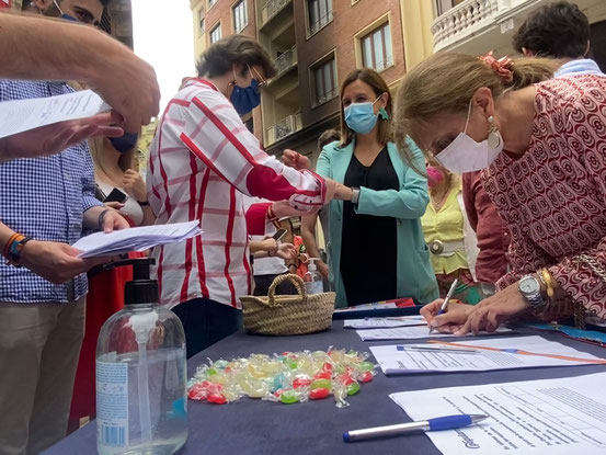 Valencianos en la mesa de recogida de firmas contra los indultos