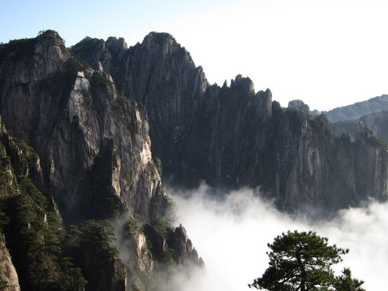 黄山は「黄山を登らずして山を語るなかれ!」と言われるほどの名山で、水墨画にもよく描かれています。