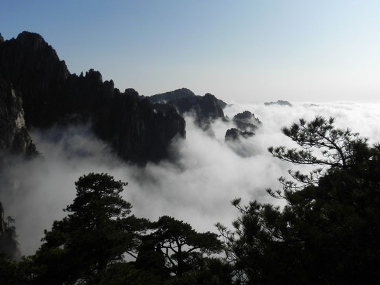 切り立った石山に雲海が立ちこめる世界遺産「黄山」