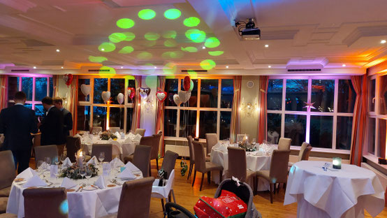 Suche Hochzeit DJ in Quakenbrück, Werlte, Diepholz, Vechta, Lohne, Lingen, Löningen, Cloppenburg, Oldenburg, Bremen und Friesoythe für Party Musik für unsere Firmen Feier.