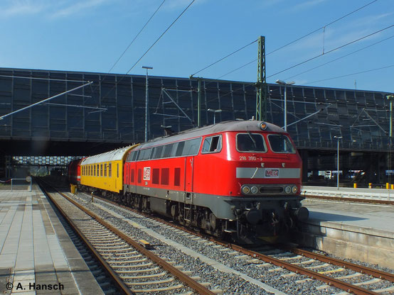 218 390-3 ist bei der MEG als Lok 304 eingereiht. Am 17. Juli 2014 durchfährt sie mit Messzug und 229 120-1 (MEG 301) am Zugschluss in hohem Tempo Chemnitz Hbf.