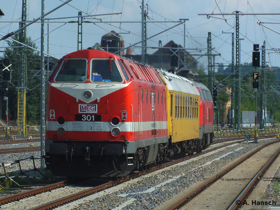 Am 17. Juli 2014 durchfährt ein Messzug gezogen von 218 390-3 (MEG 304) mit hohem Tempo Chemnitz Hbf. Am Zugschluss läuft 229 120-1 (MEG 301) mit