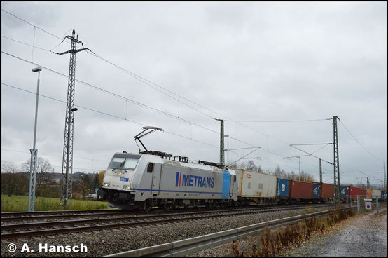 Metrans-Lok 186 437-0 durchfährt am 20. November 2017 den ehem. Abzweig Furth in Chemnitz mit einem Containerzug gen Riesa 