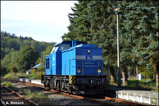 202 817-3 (PRESS 204 033-9) erreicht am 03. Oktober 2021 den Bahnhof Hetzdorf im Flöhatal und wird dort mit einer Schwestermaschine einen Bauzug nach Pockau-Lengefeld bespannen