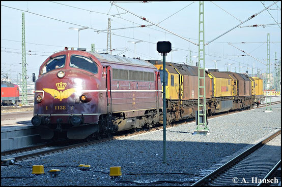 Ein weiteres Bild der Maschine entstand am 7. Februar 2015 in Leipzig Hbf. Am Haken hat sie den Schleifzug 427 002-7 (RG 48 II)