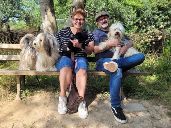Bettina und Frank mit Lakshmi, Lilly und Rola