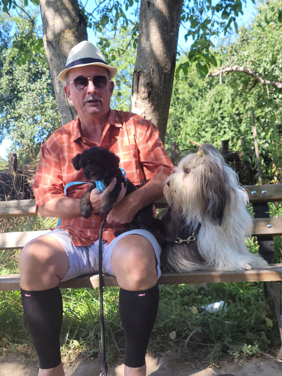 Jürgen mit Lakshmi und Sakhi - zur Familie gehört noch Frauchen Michaela ♥